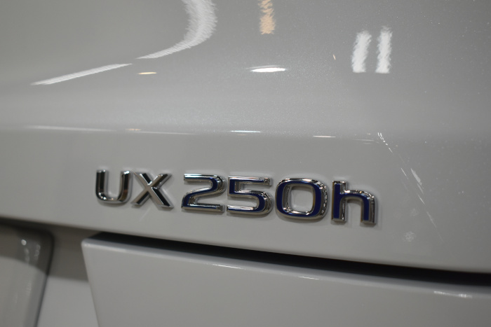 レクサスUX-11